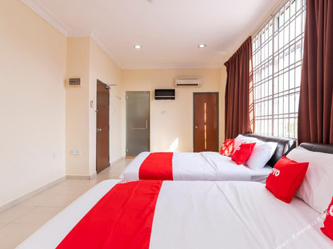 OYO 89536 Hazris Hotel