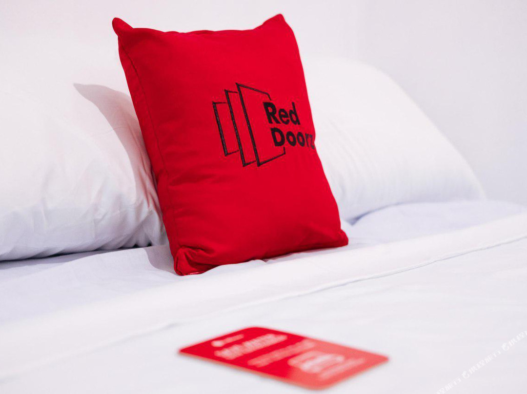 RedDoorz Hostel near Hundred Island National Park
