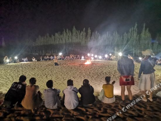 敦煌野骆驼户外沙漠露营基地