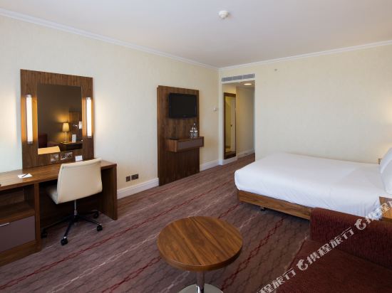DoubleTree by Hilton Hotel Dartford Bridge Room Type - Queen Room