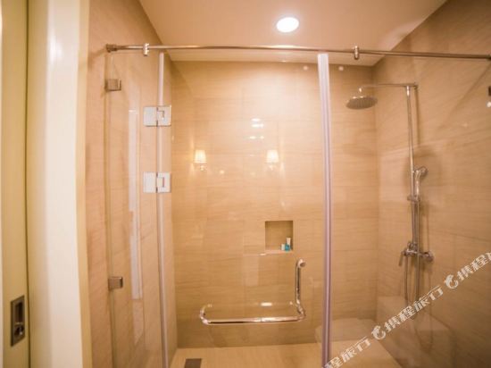 Rizal Park Hotel Room Type - Deluxe King Room 
