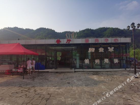 清原星空木屋房车露营基地