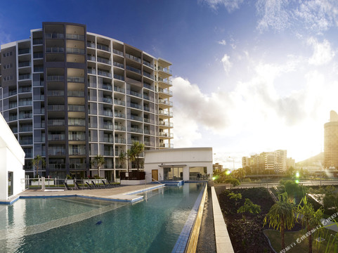 汤斯维尔假日盛橡套房酒店