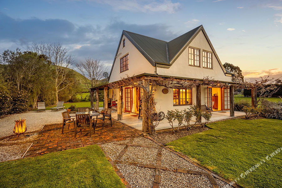 The Last Straw Cottage Nelson