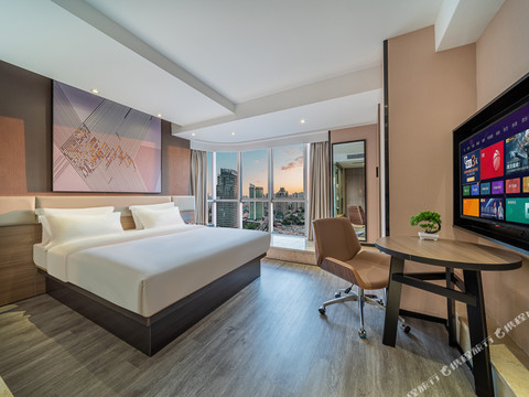 IU酒店(重庆观音桥步行街轻轨站店)主图