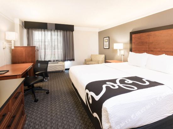 La Quinta Inn & Suites by Wyndham San Antonio Riverwalk Room Type - King Room