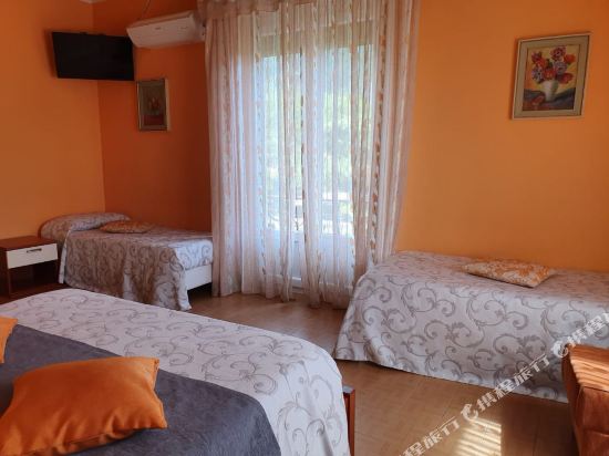 Albergo Paradiso Room Type - Quadruple Room Albergo Paradiso Room Type - Quadruple Room