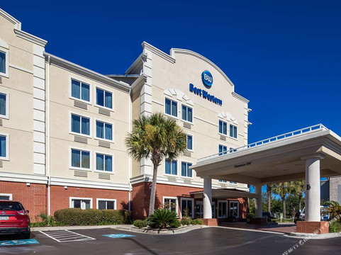 北查尔斯顿-诺斯伍兹舒适套房酒店