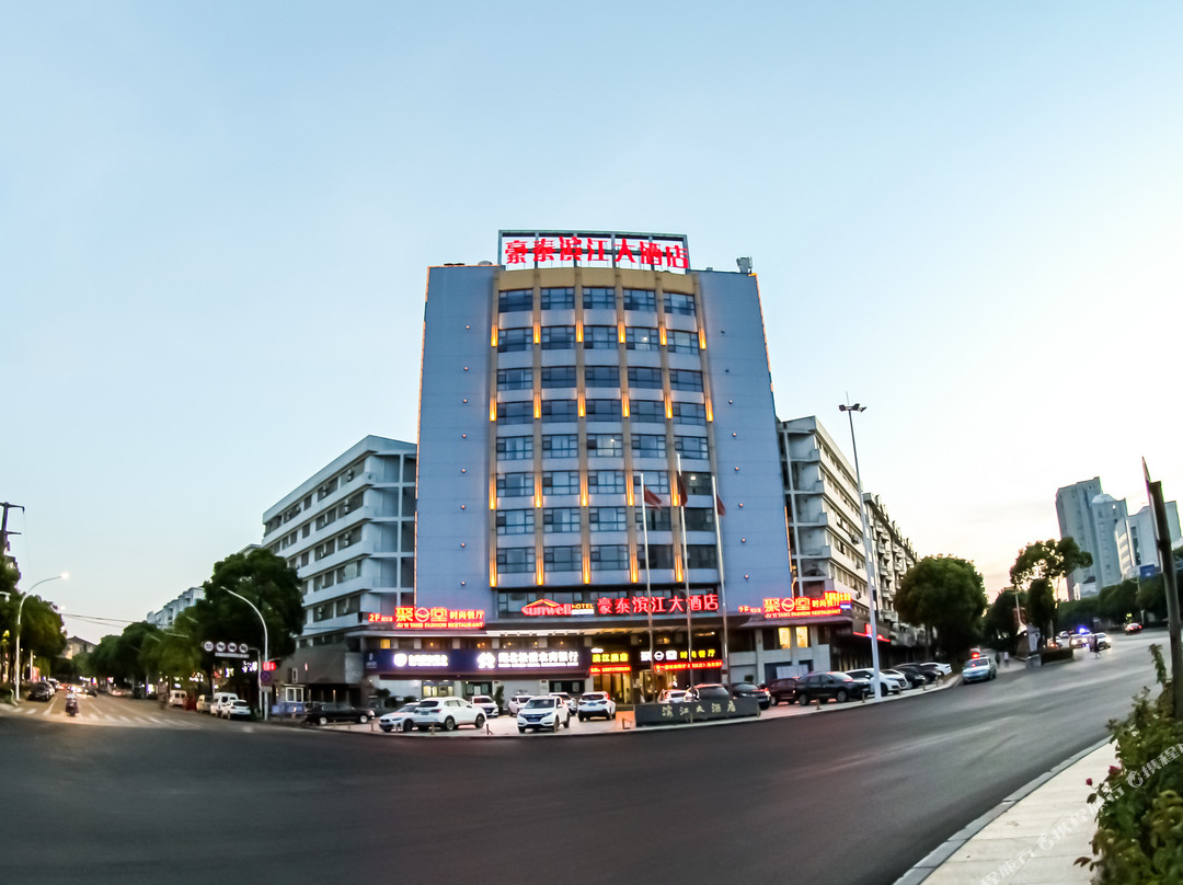 松滋豪泰滨江大酒店（新江口大桥市标店）