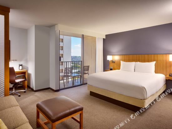 Hyatt Place Waikiki Beach Room Type - Specialty King Room with Sofa Bed and City View Hyatt Place Waikiki Beach Room Type - Specialty King Room with Sofa Bed and City View