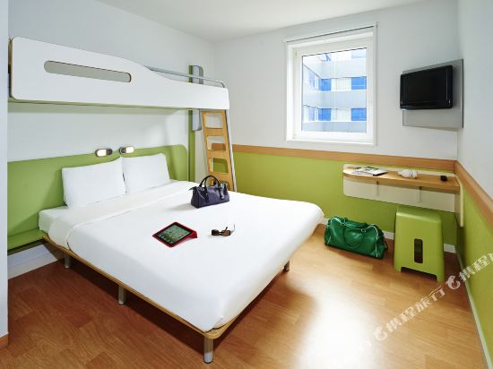 ibis budget V Room Type - Triple Room ibis budget V Room Type - Triple Room