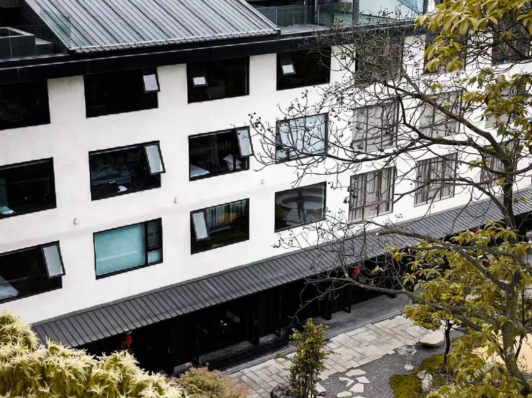 峨眉山云漫松涧汤泉酒店（峨眉山景区零公里店）