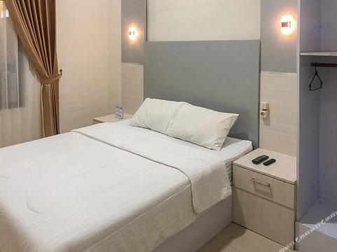 RedDoorz Syariah near Alun Alun Bima