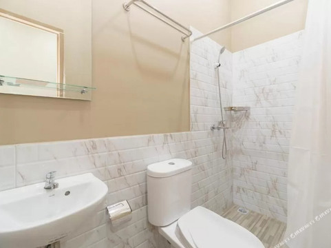 RedDoorz Syariah near Summarecon Mall Serpong 2