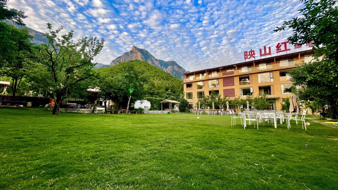 Yuntai Mountain Azalea Green Meadow Resort Hotel
