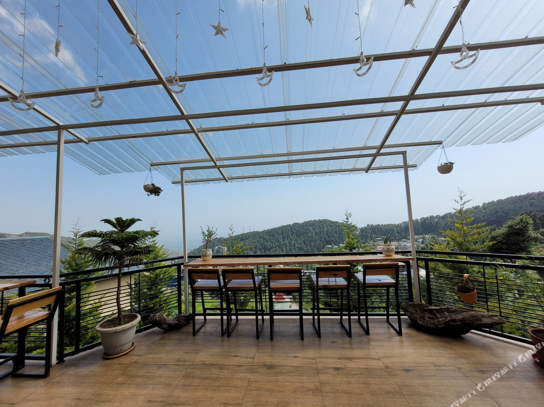 Young Monk Hostel & Cafe Dharamkot