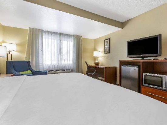 Comfort Inn & Suites Phoenix North / Deer Valley Room Type - King Room - Non Smoking