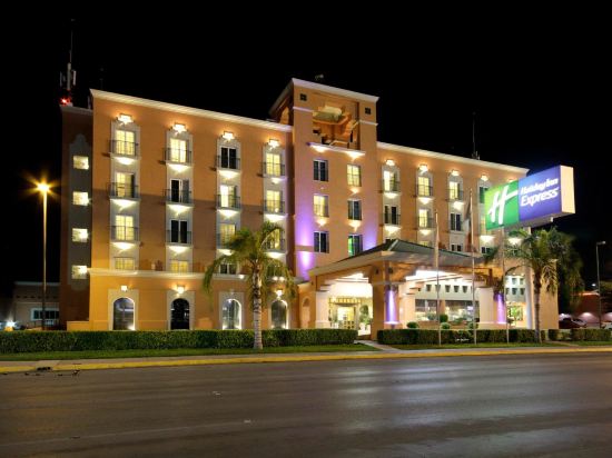 Holiday Inn Express TORREON Room Type - 1 King and 2 Queen 2 Bdrm Suite
