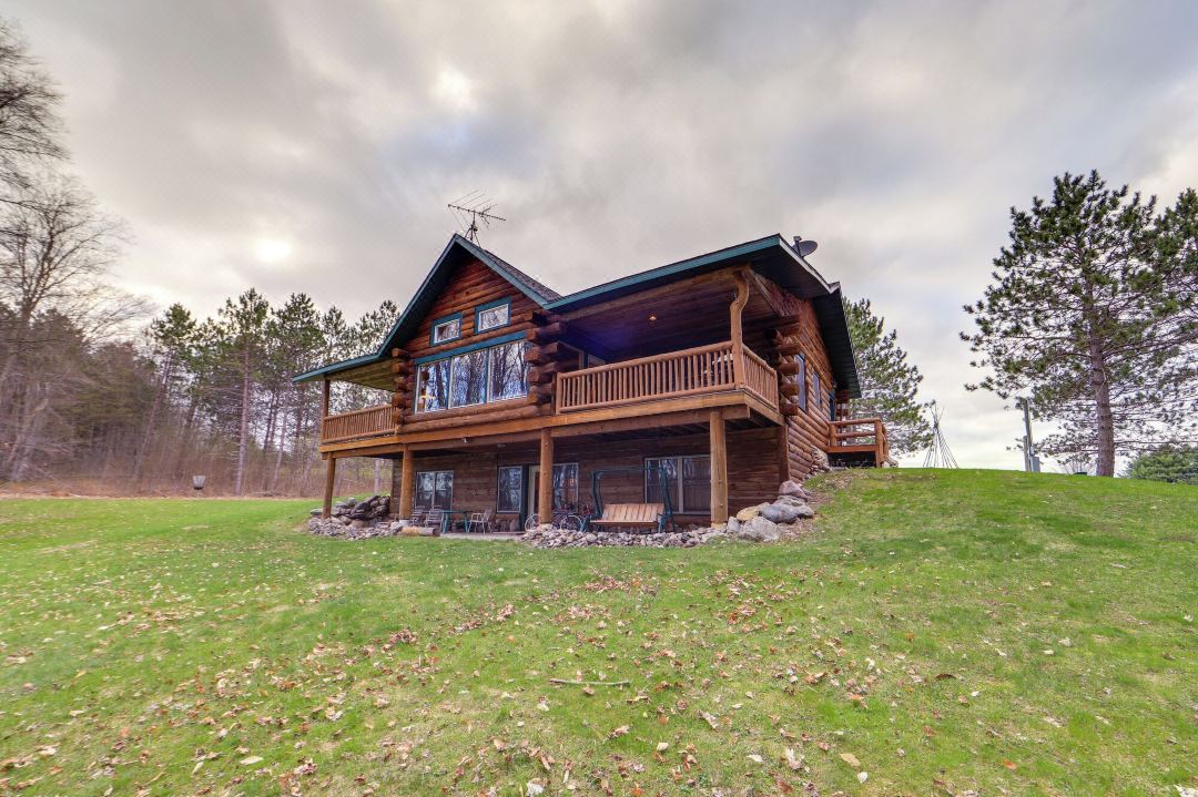 Rustic Tustin Cabin on 7 Acres w/ Fire Pit & Porch