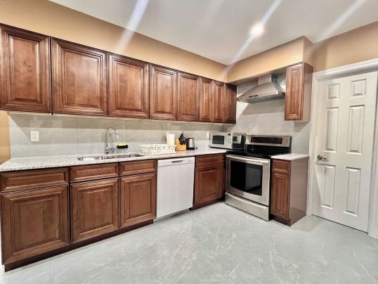 升級房間帶浴室，步行7分鐘到地鐵，靠近唐斯維尤羅傑斯體育場