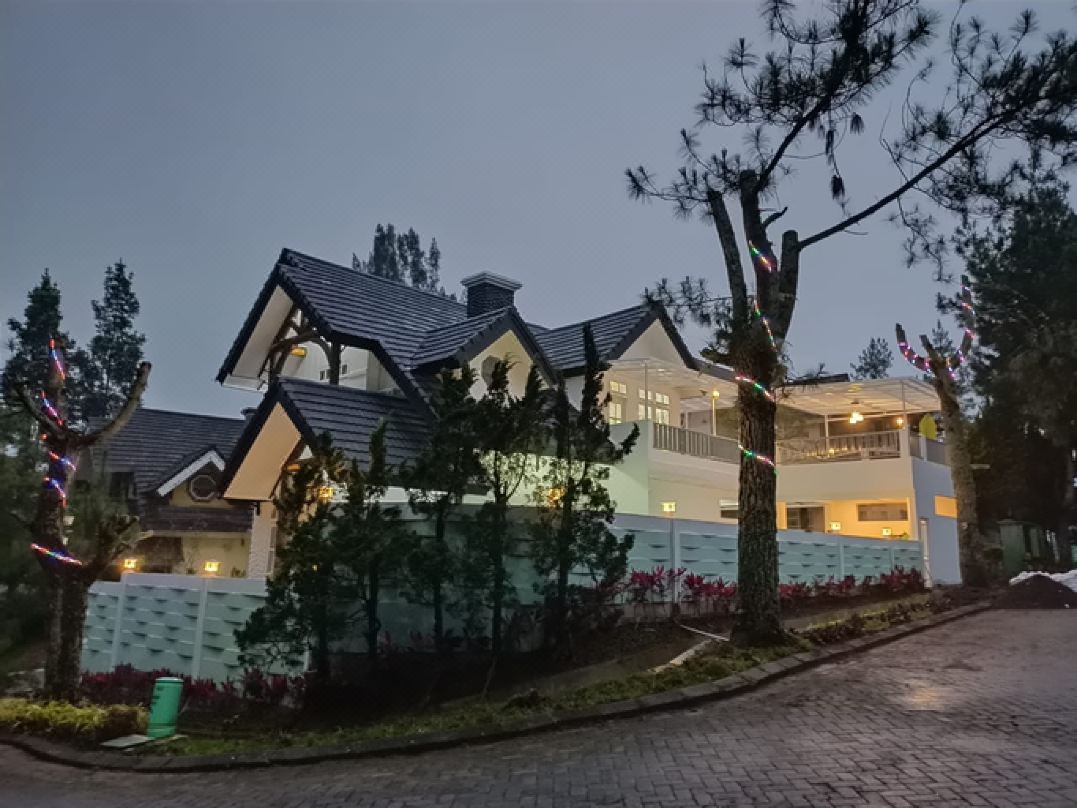 Villa Kota Bunga BB10-23 with Billiard and Private Pool Puncak by Charles