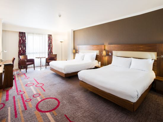 DoubleTree by Hilton Hotel Dartford Bridge Room Type - Queen Room with Two Queen Beds