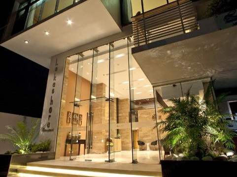 巴纳尼湖岸酒店