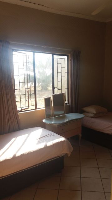 Room in Guest Room - Comfy Room with Dstv and Aircon in Convenient Location