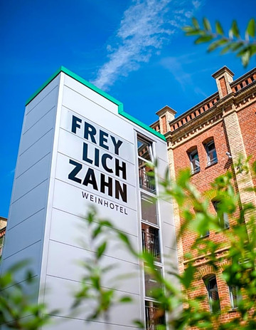 弗勒利希萨恩红酒酒店