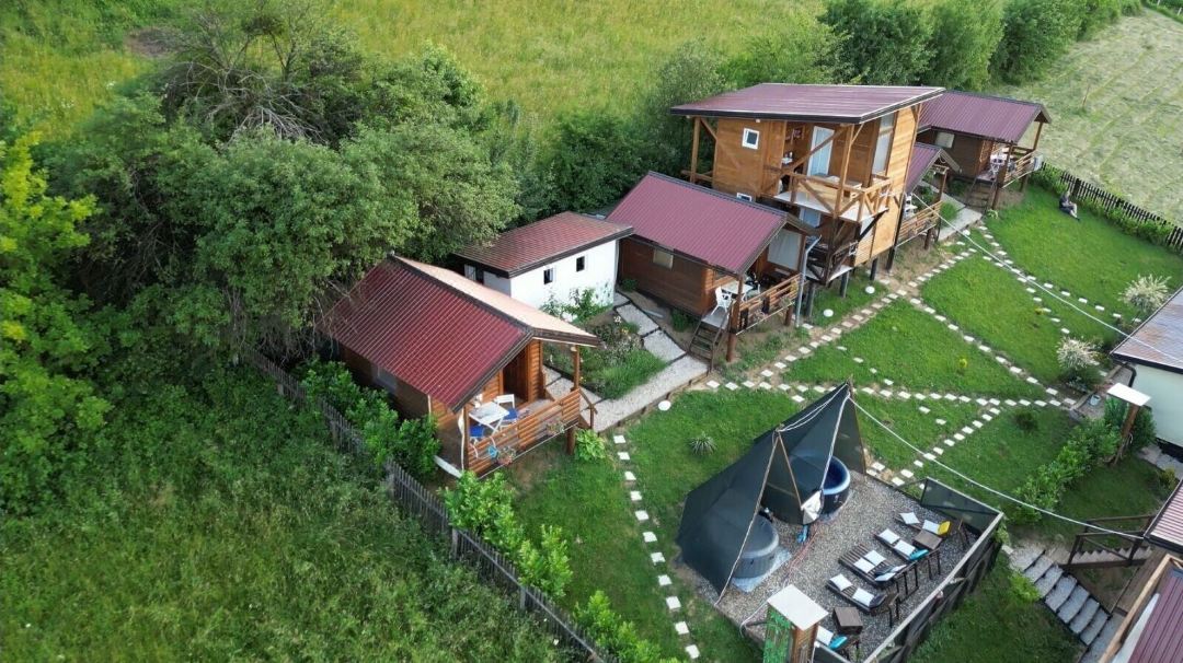 波斯尼亞金字塔豪華帳篷住宿