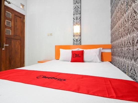 RedDoorz Plus near Hartono Mall Room Type - RedDoorz Double Room