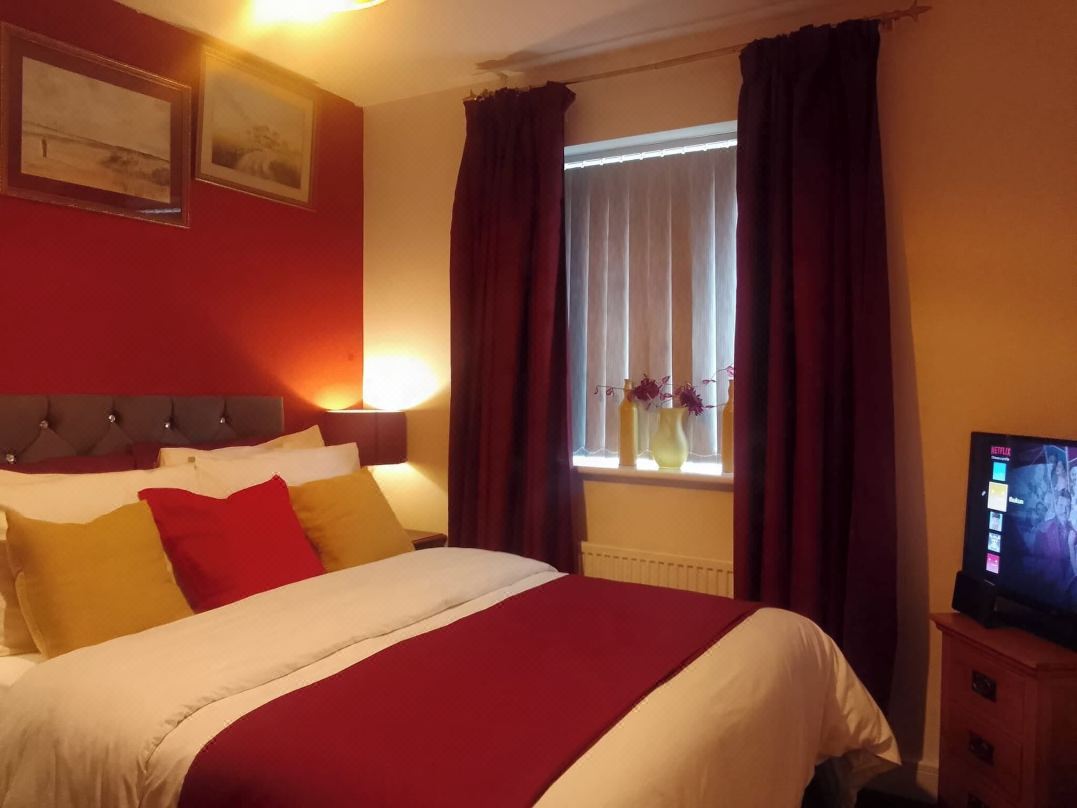 四卧室，睡10人，允許寵物，停車場，電動車充電