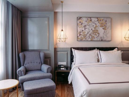 Barito Mansion Room Type - Deluxe Queen Room