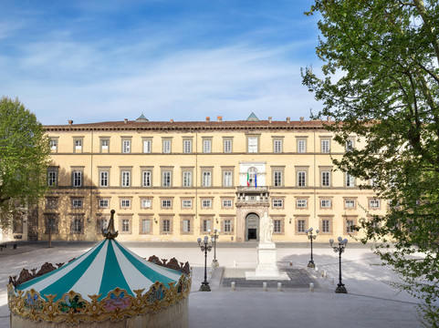 卢卡宇宙大酒店-傲途格精选