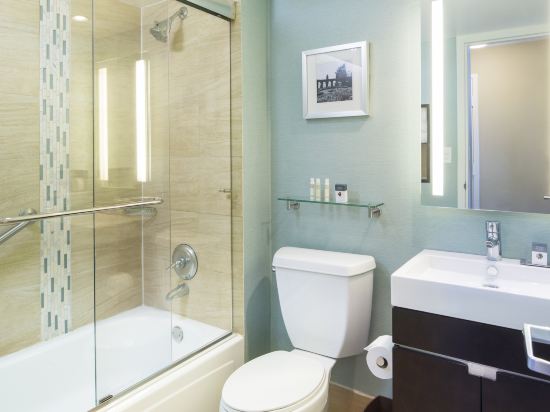 DoubleTree by Hilton Jacksonville-Riverfront Room Type - Queen Room