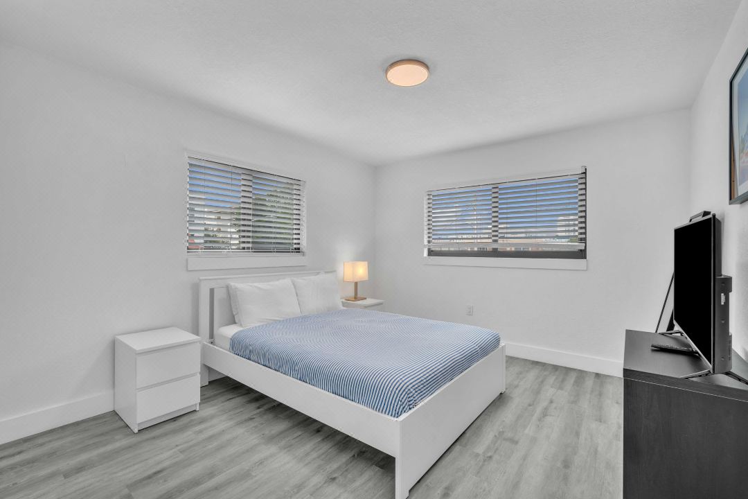 Modern Retreat - High Speed WiFi, Art Gallery