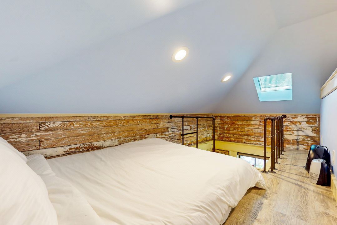 Charming Queen Anne Studio w/ Serene Garden, 1 Block to Kerry Park