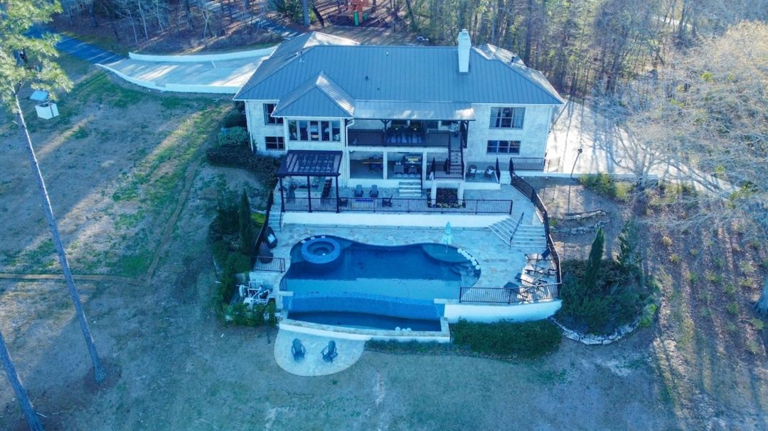 7BR Lakefront Haven Pool Hot Tub Gated 4acres