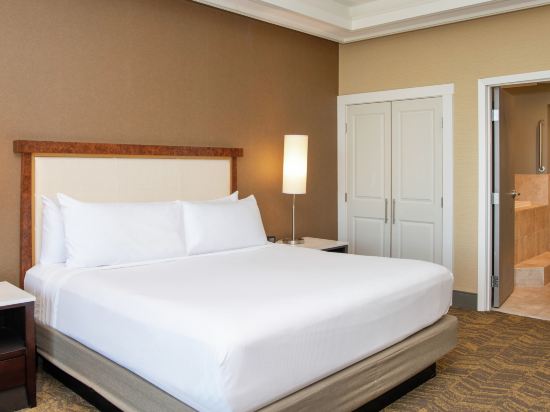 DoubleTree by Hilton Hotel Portland Room Type - 1 KING BED GOVERNOR SUITE