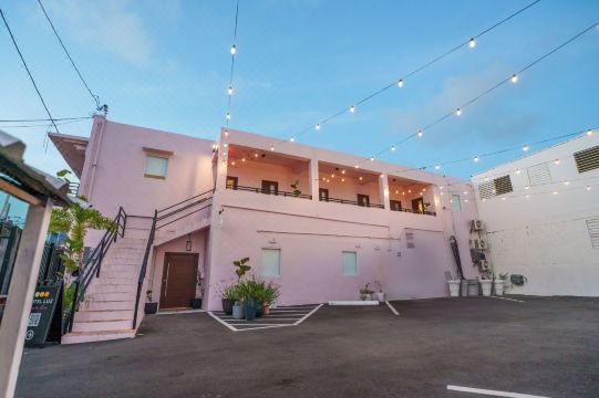 Room 9 Sleek & Serene Stay in San Juan