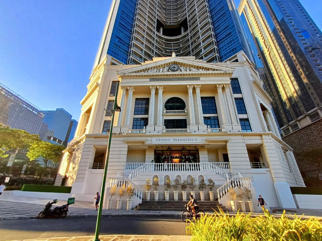 BGC Cozy Condo - Balcony, Pool, Wi-Fi - Suite 34