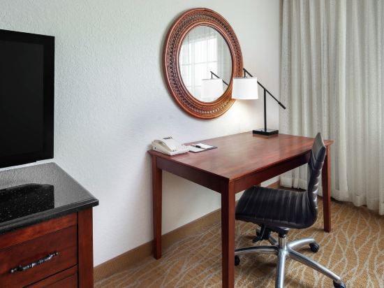 DoubleTree by Hilton Hotel Sunrise - Sawgrass Mills Room Type - King Room with Roll-In Shower - Mobility/Hearing Accessible