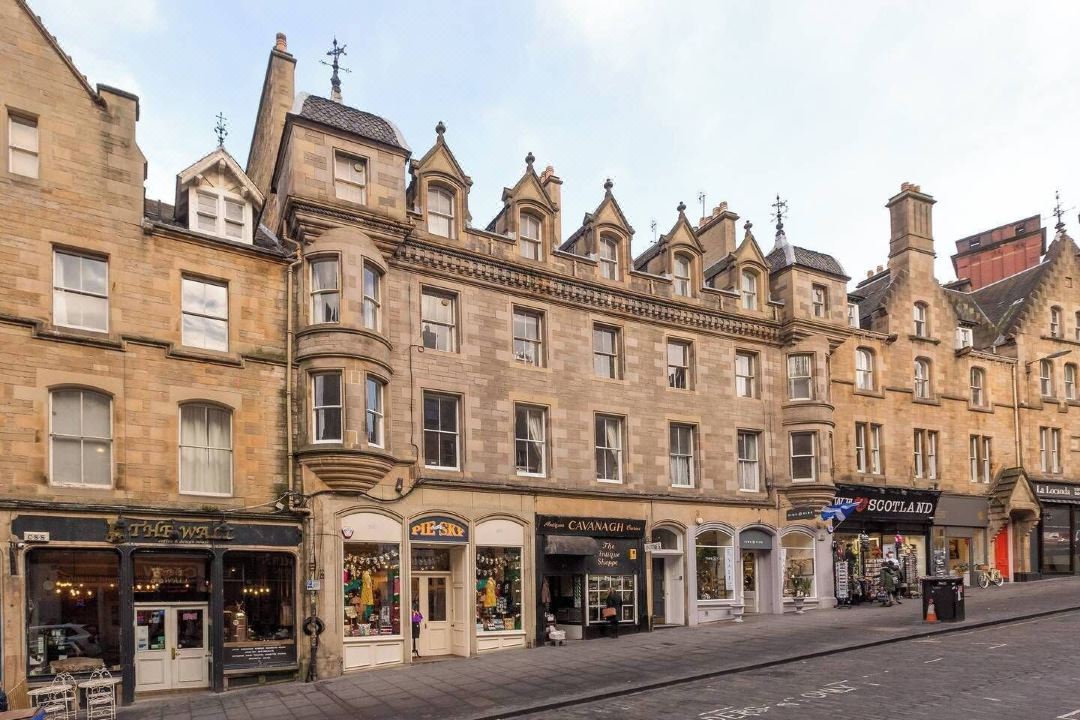 Joivy Iconic Cockburn Street 4 Bedroom Apartment: Heart of Old Town
