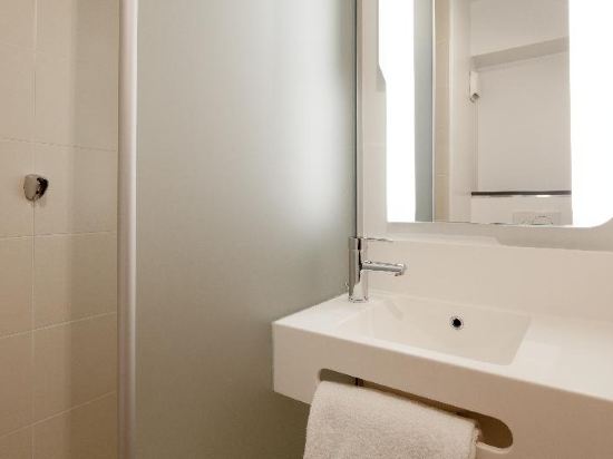 B&B HOTEL NANTERRE Rueil Malmaison Room Type - Triple Room B&B HOTEL NANTERRE Rueil Malmaison Room Type - Triple Room