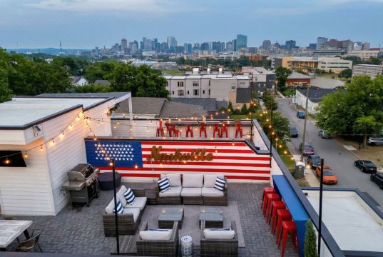 市中心附近帶屋頂甲板和桌上冰球的燒烤區