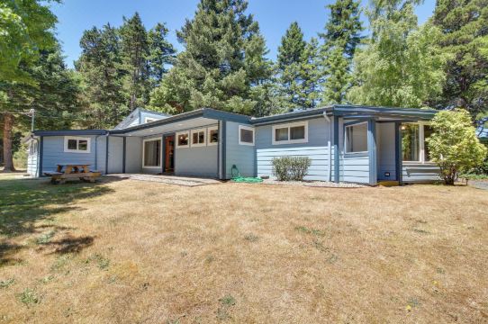Hike to the Coast! Log Cabin on 5 Acres in Bandon