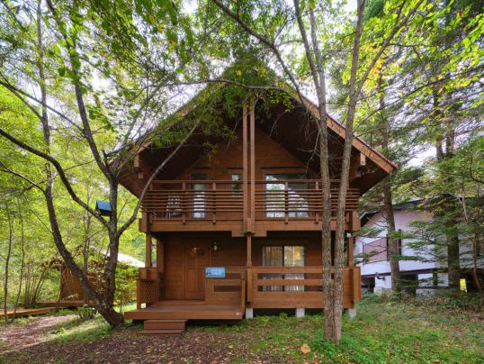 HARUNA CABIN 森林中的木屋，木甲板上的燒烤，在公園裡散步