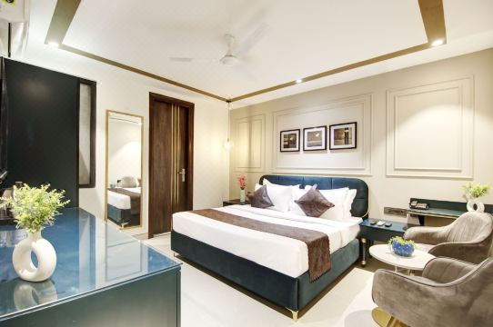 Saltstayz Premier - Galleria Market Road & Sector 27