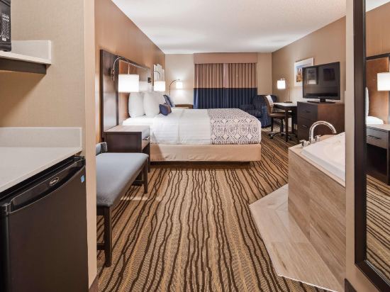 Best Western Plus Calgary Centre Inn Room Type - King Suite with Whirlpool - Non-Smoking Best Western Plus Calgary Centre Inn Room Type - King Suite with Whirlpool - Non-Smoking