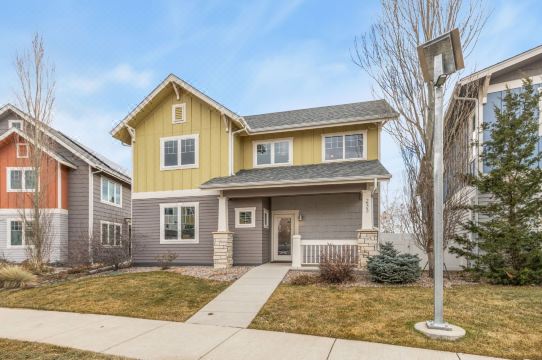 靠近老城的現代都市度假屋，配有火坑、街機遊戲機和自行車